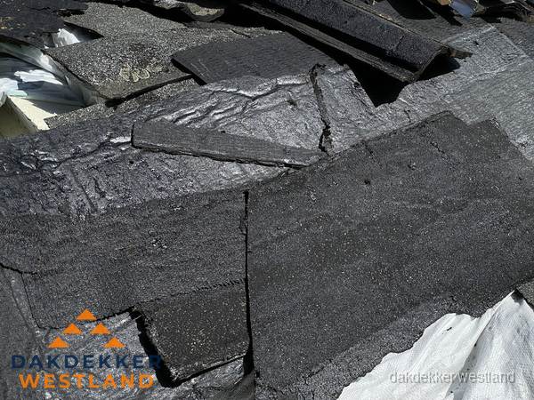 Verwijderd oud bitumen dakleer klaar voor vervanging in Westland Verwijderd oud bitumen dakleer klaar voor vervanging in Westland