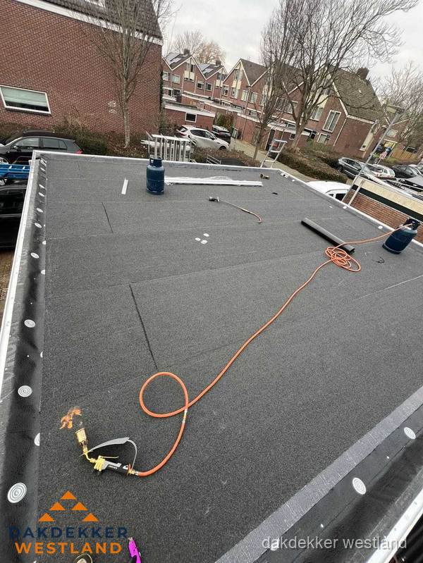 Afgewerkte dakrenovatie met bitumen op plat dak in Westland Afgewerkte dakrenovatie met bitumen op plat dak in Westland