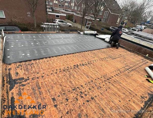 Dakdekker legt onderlaag op plat dak met houten constructie in Westland Dakdekker legt onderlaag op plat dak met houten constructie in Westland