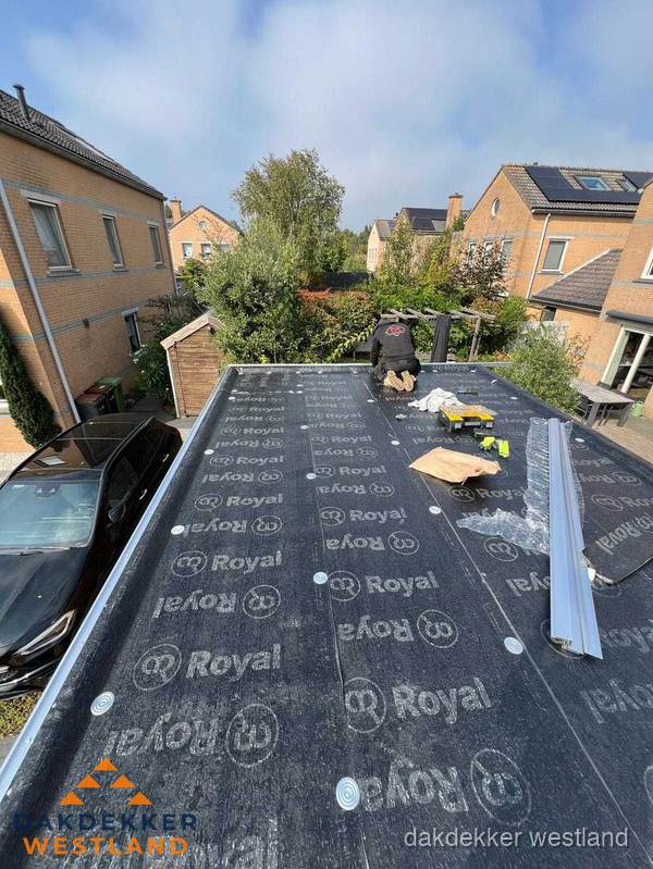 Nieuwe Royal bitumen dakbedekking op plat dak van aanbouw in Westland Nieuwe Royal bitumen dakbedekking op plat dak van aanbouw in Westland
